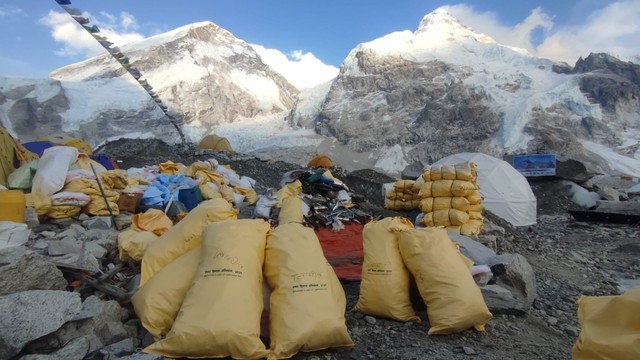 Everest trở thành bãi rác cao nhất thế giới: Giải pháp tiếp cận xử lý hiện tại ở Nepal - Ảnh 1.