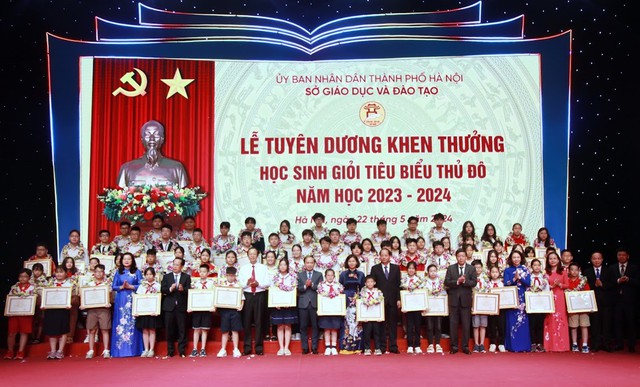 Hà Nội: Tuyên dương 820 học sinh giỏi tiêu biểu Thủ đô năm học 2023-2024 - Ảnh 1.