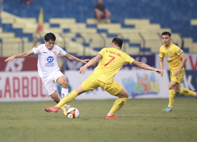 Vòng 21 V-League 2023/24: Thép xanh Nam Định chạm 1 tay vào ngôi vương - Ảnh 1.