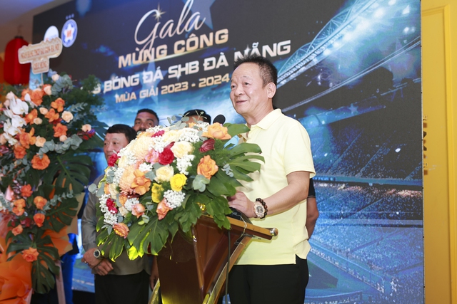 SHB Đà Nẵng tưng bừng mừng công khi vô địch giải hạng Nhất sớm 3 vòng đấu, giành vé trở lại V.League - Ảnh 2.