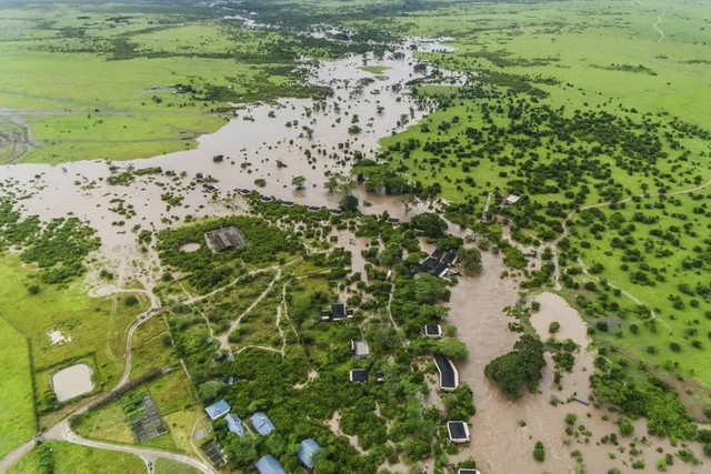 Người dân và khách du lịch bị mắc kẹt trong trận lũ lụt ở Kenya - Ảnh 1.