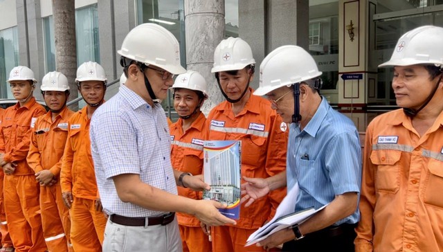 EVNCPC điều thêm 180 nhân lực tăng cường hỗ trợ thi công xây dựng dự án đường dây 500kV mạch 3 từ Quảng Trạch đến Phố Nối - Ảnh 2.