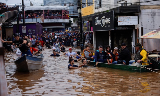 Brazil hối thúc giải cứu người dân mắc kẹt trong mưa lũ lịch sử - Ảnh 1.