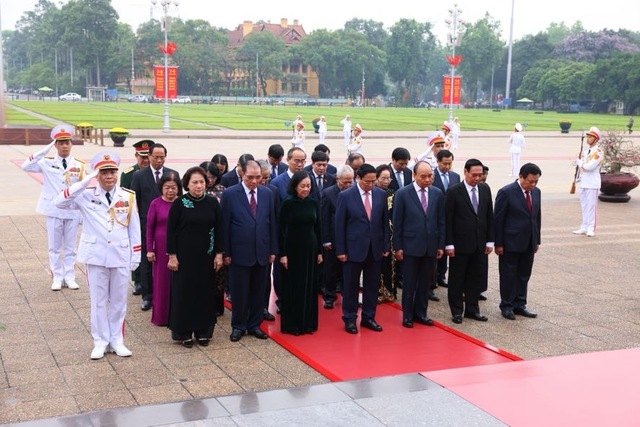 Lãnh đạo Đảng, Nhà nước vào Lăng viếng Chủ tịch Hồ Chí Minh nhân kỷ niệm 70 năm Chiến thắng Điện Biên Phủ - Ảnh 2.