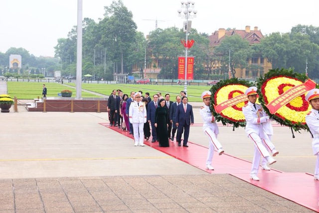 Lãnh đạo Đảng, Nhà nước vào Lăng viếng Chủ tịch Hồ Chí Minh nhân kỷ niệm 70 năm Chiến thắng Điện Biên Phủ - Ảnh 1.