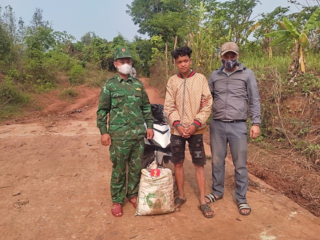 Bắt giữ nam thanh niên vận chuyển trái phép thuốc nổ từ Lào vào Việt Nam - Ảnh 1.