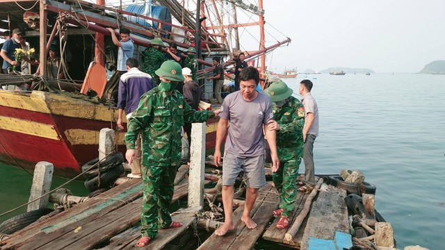 Quảng Bình: Còn 11 ngư dân mất tích trên biển - Ảnh 1.
