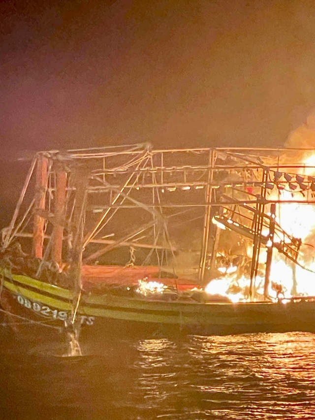 Một tàu cá Quảng Bình bị bốc cháy trên biển - Ảnh 1.