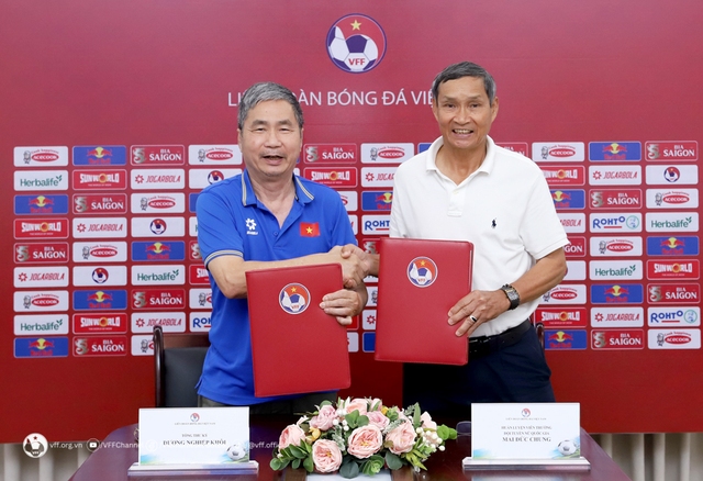 HLV Mai Đức Chung tiếp tục dẫn dắt đội tuyển bóng đá nữ Việt Nam - Ảnh 1.