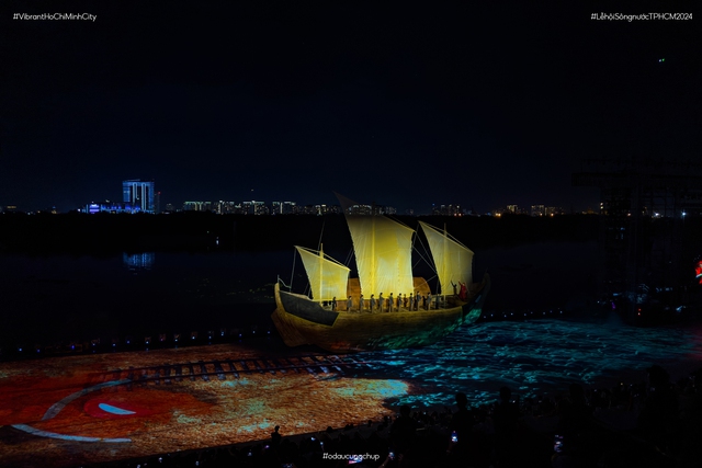 Sông Sài Gòn rực rỡ đêm khai mạc Lễ hội Sông nước TP.HCM năm 2024 - Ảnh 2.
