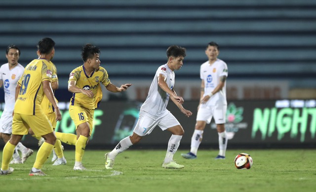 Sau vòng 22 V-League 2023/24: Cuộc chiến trụ hạng trở nên kịch tính - Ảnh 1.