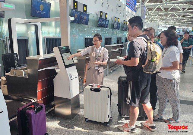 Lần đầu tiên du khách tự làm thủ tục gửi hành lý tại Nhà ga quốc tế Đà Nẵng - Ảnh 1.