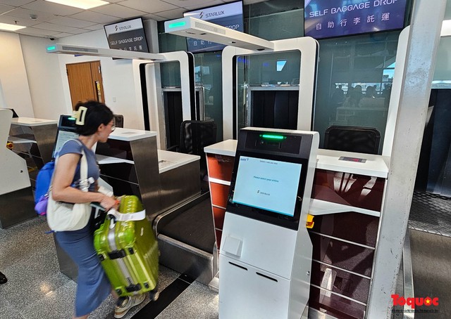 Lần đầu tiên du khách tự làm thủ tục gửi hành lý tại Nhà ga quốc tế Đà Nẵng - Ảnh 7.