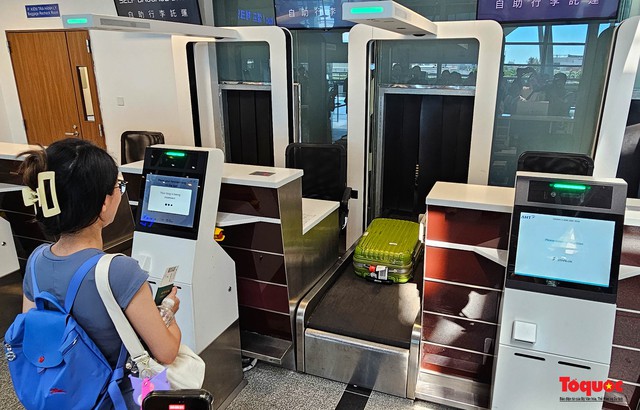 Lần đầu tiên du khách tự làm thủ tục gửi hành lý tại Nhà ga quốc tế Đà Nẵng - Ảnh 10.