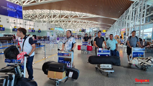 Lần đầu tiên du khách tự làm thủ tục gửi hành lý tại Nhà ga quốc tế Đà Nẵng - Ảnh 2.