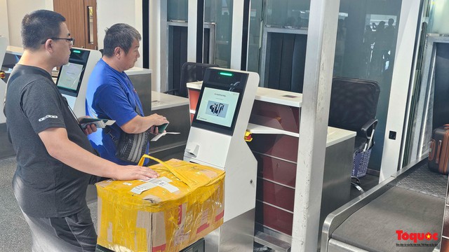 Lần đầu tiên du khách tự làm thủ tục gửi hành lý tại Nhà ga quốc tế Đà Nẵng - Ảnh 9.