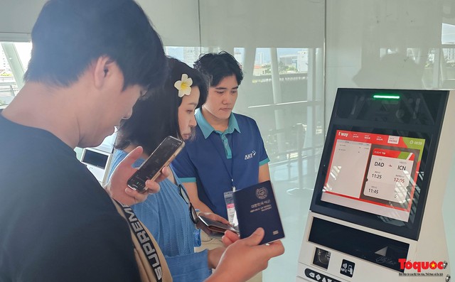 Lần đầu tiên du khách tự làm thủ tục gửi hành lý tại Nhà ga quốc tế Đà Nẵng - Ảnh 4.