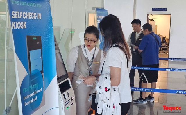Lần đầu tiên du khách tự làm thủ tục gửi hành lý tại Nhà ga quốc tế Đà Nẵng - Ảnh 5.
