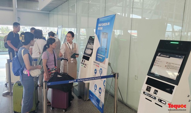 Lần đầu tiên du khách tự làm thủ tục gửi hành lý tại Nhà ga quốc tế Đà Nẵng - Ảnh 6.
