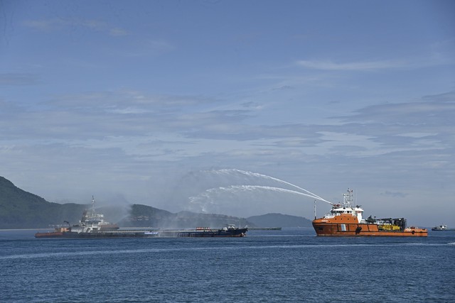 Hơn 1.000 người diễn tập ứng phó sự cố tàu 6.000 tấn tràn dầu trên biển - Ảnh 2.