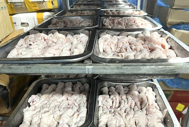 Quảng Bình: Phát hiện gần 3 tấn sản phẩm gà đông lạnh không rõ nguồn gốc - Ảnh 1.