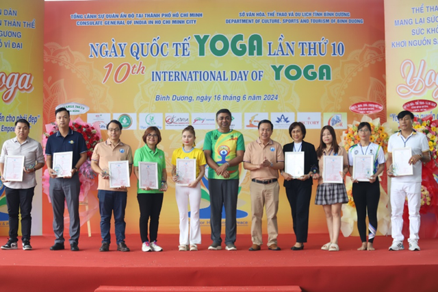 Hơn 1.000 người tham gia Ngày Quốc tế Yoga lần thứ 10 năm 2024 tại Bình Dương - Ảnh 8.