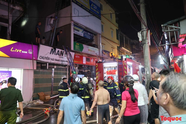 Hà Nội: Cháy lớn tại nhà dân trên phố Định Công Hạ, nghi có người mắc kẹt - Ảnh 2.