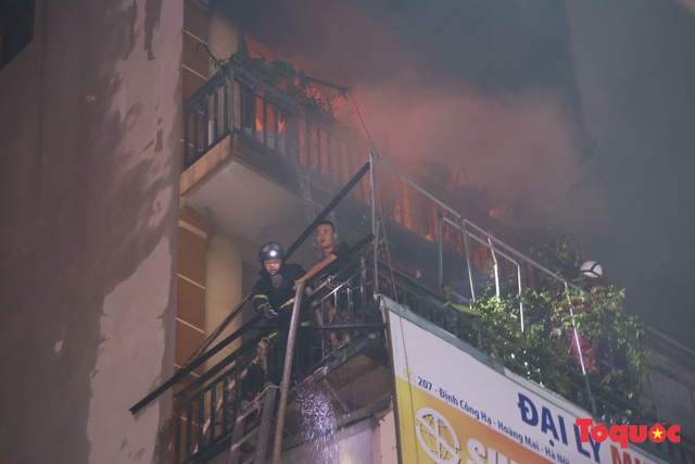 Hà Nội: Cháy lớn tại nhà dân trên phố Định Công Hạ, nghi có người mắc kẹt - Ảnh 3.