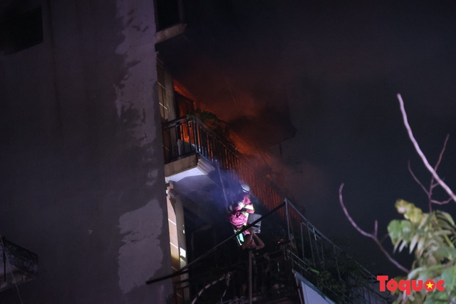Hà Nội: Cháy lớn tại nhà dân trên phố Định Công Hạ, nghi có người mắc kẹt - Ảnh 4.