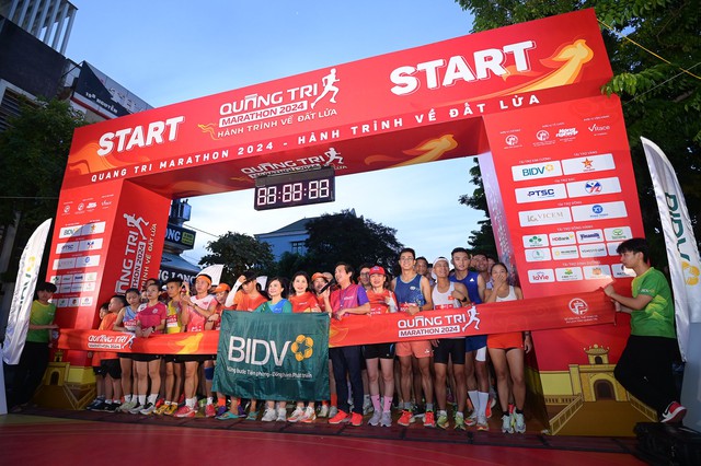 Hai VĐV Nguyễn Thị Oanh, Nguyễn Trung Cường về nhất cự ly 21 km Giải chạy Quảng Trị Marathon - Ảnh 1.