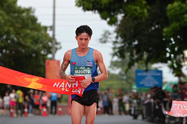 Hai VĐV Nguyễn Thị Oanh, Nguyễn Trung Cường về nhất cự ly 21 km Giải chạy Quảng Trị Marathon - Ảnh 2.