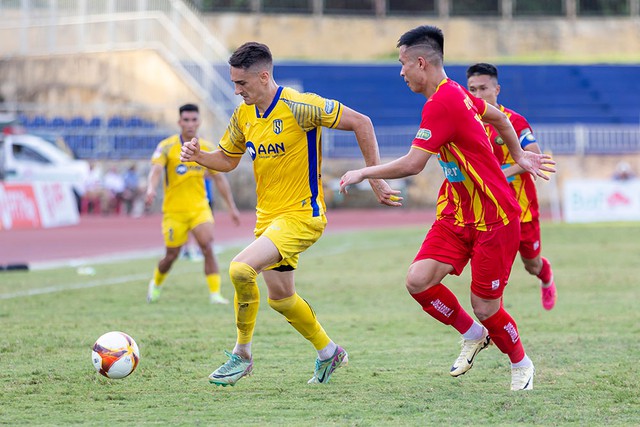 Sau vòng 23 V-League 2023/24: Nam Định lung lay ngôi đầu bảng - Ảnh 1.