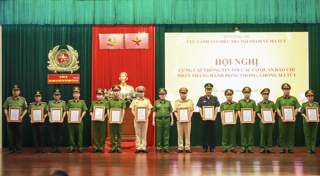 Khen thưởng tập thể, cá nhân có thành tích xuất sắc trong đấu tranh, tuyên truyền phòng, chống ma túy - Ảnh 2.