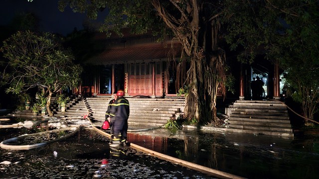 Một ngôi chùa ở Huế cháy lớn trong đêm - Ảnh 4.