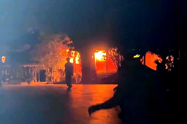 Một ngôi chùa ở Huế cháy lớn trong đêm - Ảnh 2.