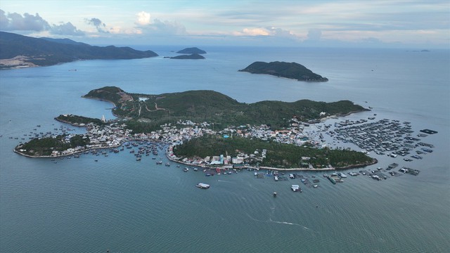 Dùng thuyền đưa nước sinh hoạt cho người dân đảo ở Nha Trang - Ảnh 1.