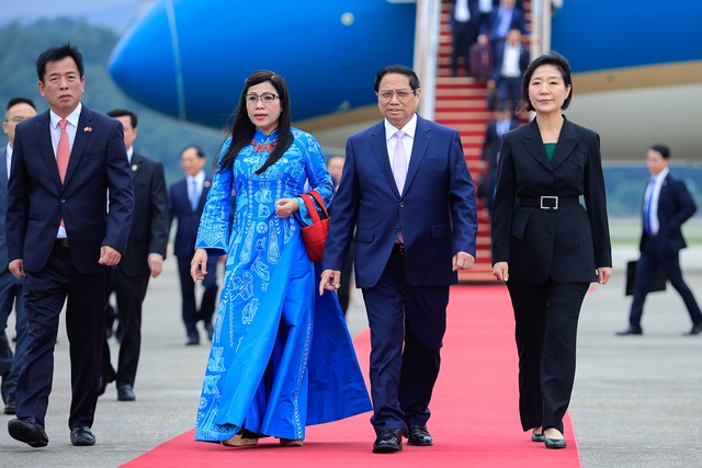Thủ tướng Phạm Minh Chính và Phu nhân bắt đầu chuyến thăm chính thức Hàn Quốc - Ảnh 1.