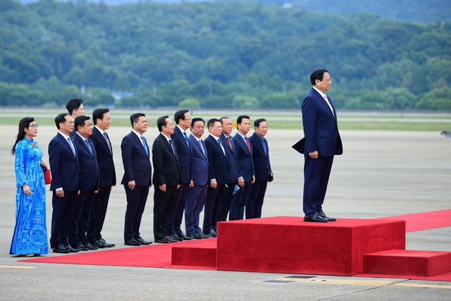 Thủ tướng Phạm Minh Chính và Phu nhân bắt đầu chuyến thăm chính thức Hàn Quốc - Ảnh 2.