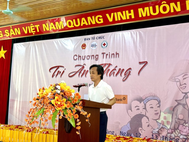 Chương trình &quot;Tri ân tháng 7&quot;: Tặng hơn 300 suất quà tới các gia đình chính sách, người có công - Ảnh 1.