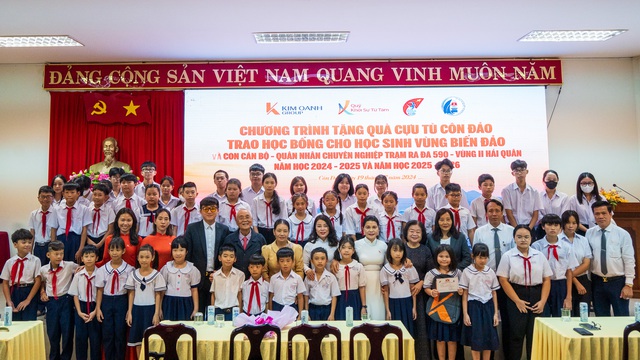 Chương trình &quot;Đền ơn đáp nghĩa&quot; và trao học bổng cho học sinh tại Côn Đảo - Ảnh 6.