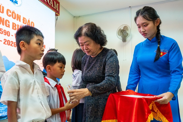 Chương trình &quot;Đền ơn đáp nghĩa&quot; và trao học bổng cho học sinh tại Côn Đảo - Ảnh 3.