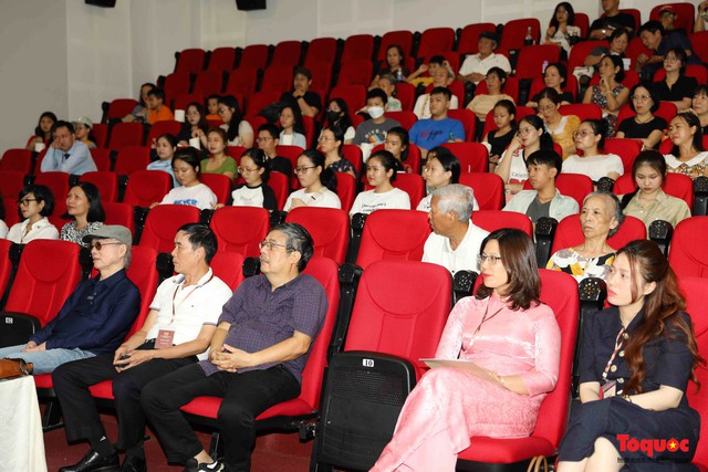 Khán giả hào hứng xem phim của đạo diễn NSND Đặng Nhật Minh - Ảnh 2.