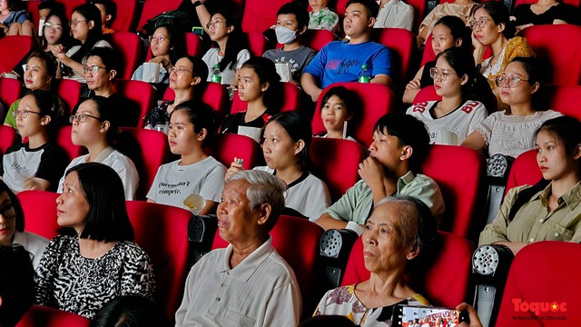 Khán giả hào hứng xem phim của đạo diễn NSND Đặng Nhật Minh - Ảnh 7.