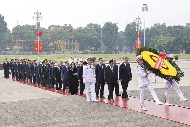 Lãnh đạo Đảng, Nhà nước viếng Chủ tịch Hồ Chí Minh và các Anh hùng liệt sĩ dịp 27/7 - Ảnh 1.