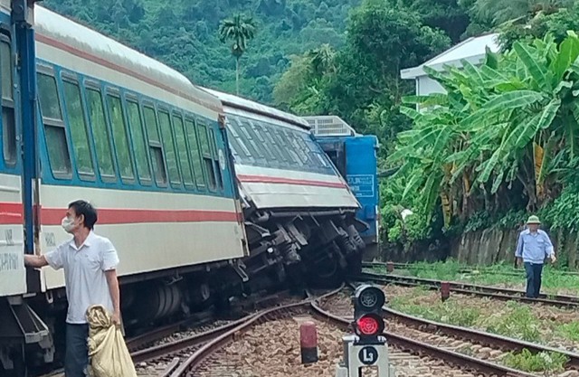 Tàu SE11 trật bánh ở Thừa Thiên Huế, đường sắt Bắc - Nam tạm thời tê liệt - Ảnh 2.