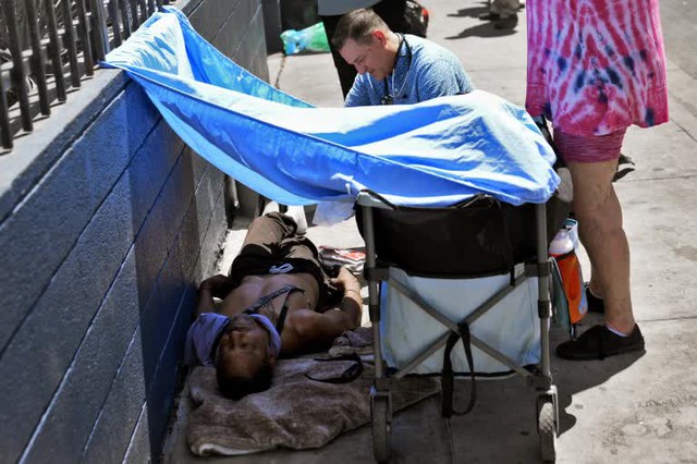 Mỹ ứng cứu khẩn cấp với người vô gia cư kiệt sức vì nắng nóng khắc nghiệt - Ảnh 1.