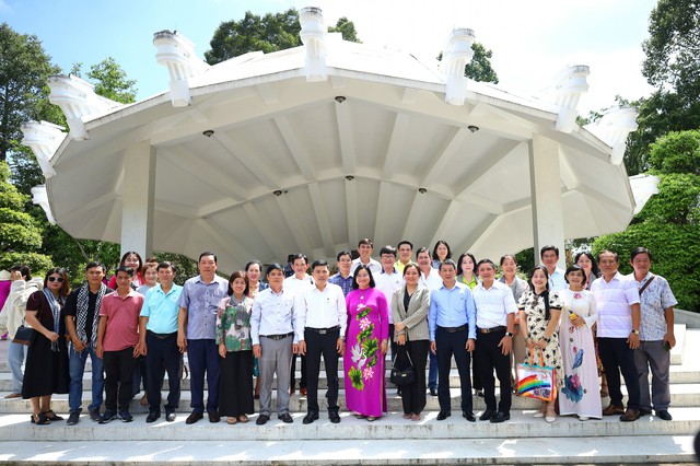 Đại biểu dự Ngày hội Gia đình viếng và dâng hương tại Đền thờ cụ Phó bảng Nguyễn Sinh Sắc - Ảnh 1.