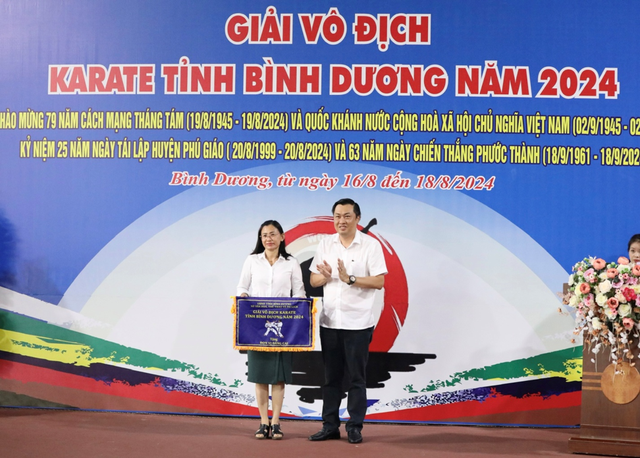 Sôi động Giải Vô địch Karate tỉnh Bình Dương năm 2024 - Ảnh 1.