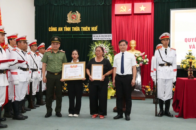 Trao Bằng Tổ quốc ghi công cho Phó trưởng Công an phường hy sinh khi trấn áp tội phạm - Ảnh 1.