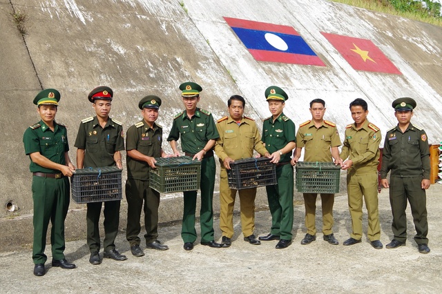 Nhiều phần quà dành tặng nhân dân, học sinh khu vực biên giới Việt Nam – Lào - Ảnh 1.